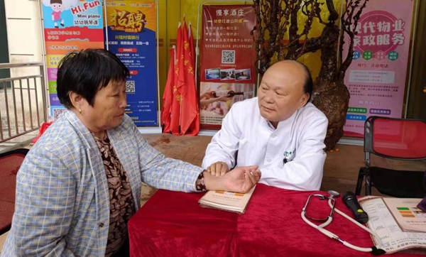 海口市中医养生保健协会举办绿色健康行走进社区大型公益活动